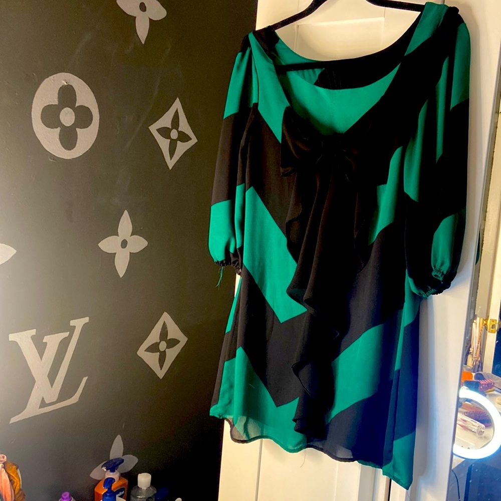 Pretty fitting mini dress or wear as a shirt over leggings